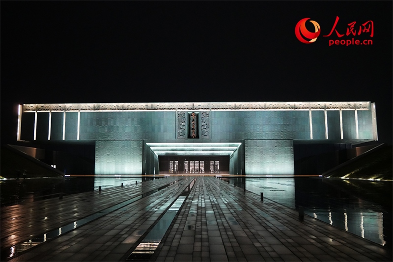 夜間的殷墟博物館外景。人民網(wǎng)記者 韋衍行攝