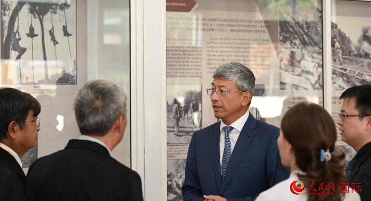 陳海大使了解中國遠征軍紀念館情況。人民網記者 謝佳君攝