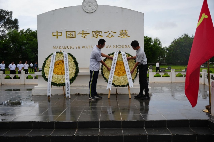 醫(yī)療隊(duì)隊(duì)長敬獻(xiàn)花圈。中國援桑醫(yī)療隊(duì)供圖