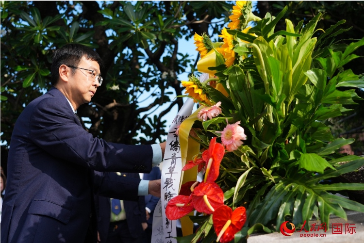 中國(guó)駐菲律賓使館周志勇臨時(shí)代辦一行向菲律賓華僑抗日烈士紀(jì)念碑、烈士墓等敬獻(xiàn)花圈。人民網(wǎng)記者 樊帆攝