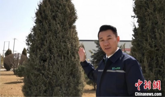 圖為王佐向記者介紹自己的新能源綠電廠區(qū)。白先森 攝