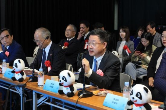 圖為四川省文化和旅游廳廳長戴允康向日本友人介紹四川旅游資源。（中國駐東京旅游辦事處供圖）