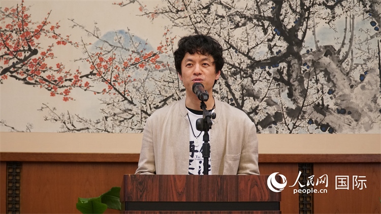 影片導(dǎo)演竹內(nèi)亮致辭。人民網(wǎng) 蔣曉辰攝
