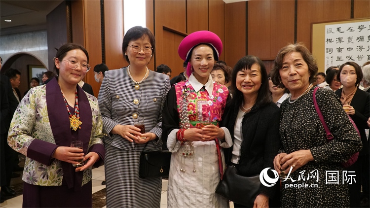 來(lái)賓與茨姆等人熱烈交流并合影留念。人民網(wǎng) 蔣曉辰攝