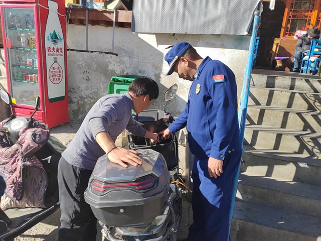 拉薩市消防救援支隊組織開展電動自行車消防安全檢查工作。受訪者供圖