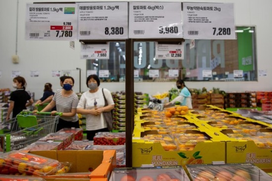 2022年7月9日，人們在韓國高陽市一家超市水果區(qū)購物。新華社記者王益亮攝