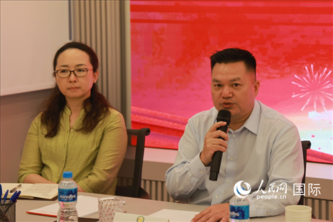 巴西和統(tǒng)會(huì)會(huì)長(zhǎng)張小春（右）在座談會(huì)上致辭。人民網(wǎng)記者 陳海琪攝