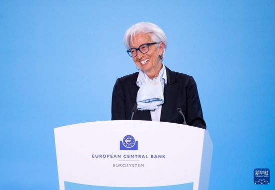 4月11日，歐洲中央銀行行長拉加德在德國法蘭克福歐洲中央銀行總部出席新聞發(fā)布會。新華社記者 張帆 攝