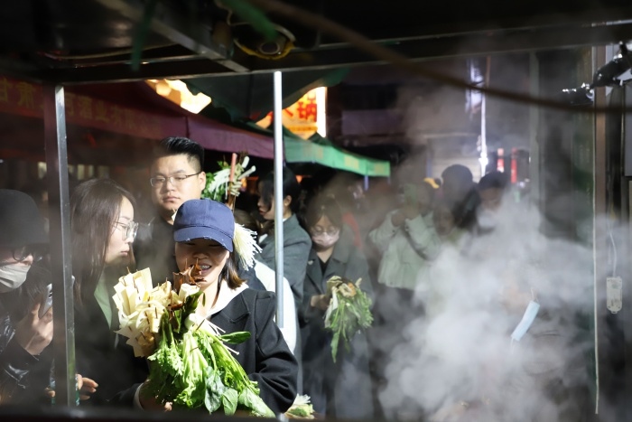 天水麻辣燙爆火，游客正在排隊(duì)。圖片來(lái)源：天水市融媒體中心