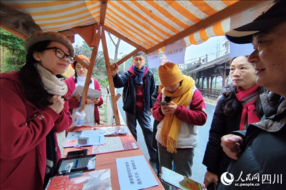 1月6日，“2024成都蒲江柑甜采摘節(jié)”上，記者見(jiàn)到了小萌（左一）和許多年輕人忙著做訪客接待、現(xiàn)場(chǎng)布置、票務(wù)核對(duì)、采摘服務(wù)等工作。人民網(wǎng)記者朱虹攝