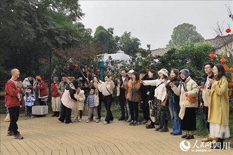 葉科（左一）給前來(lái)參與活動(dòng)的“柑爸柑媽”介紹生態(tài)種植果。人民網(wǎng)記者朱虹攝
