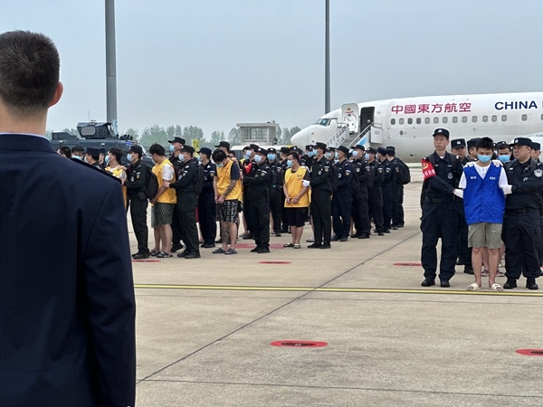 中國籍涉賭詐違法犯罪嫌疑人從柬埔寨被押解回國。人民網記者 郝萍攝