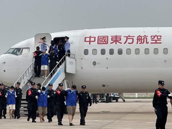 中國籍涉賭詐違法犯罪嫌疑人從柬埔寨被押解回國。人民網記者 郝萍攝