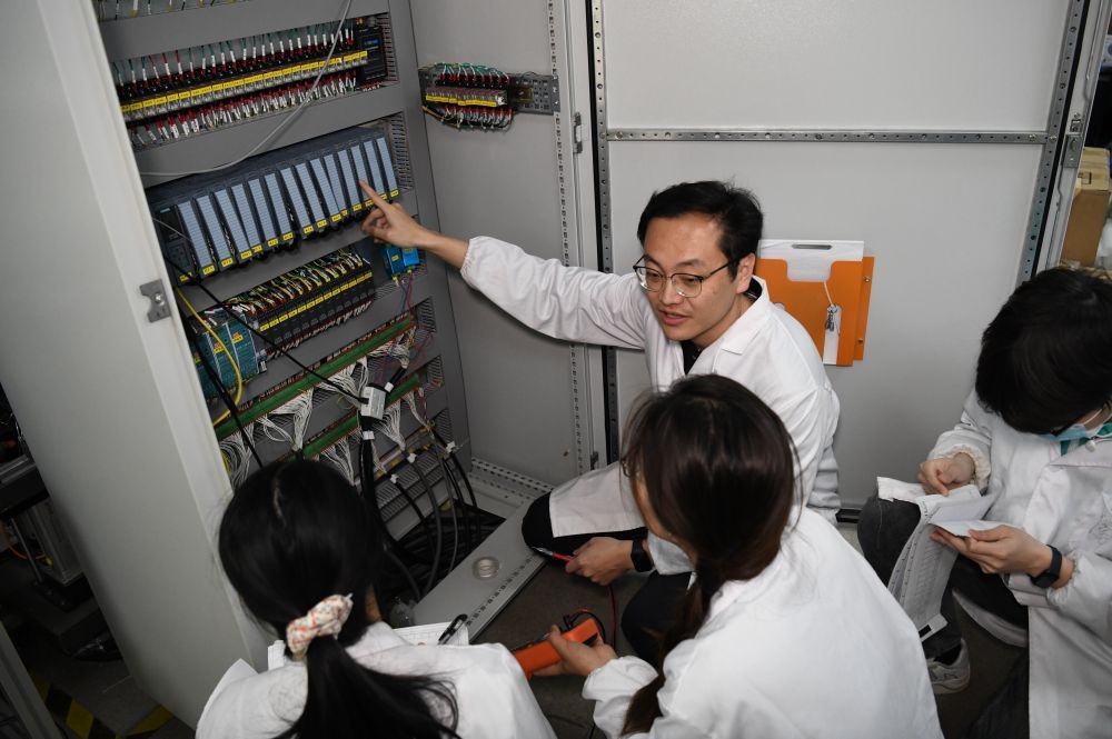 2024年4月6日，在位于安徽合肥的中國科學技術大學，安徽省先進功能高分子薄膜工程實驗室團隊成員在檢修自主研制的高分子薄膜原位雙向拉伸實驗設備的電氣控制系統(tǒng)。