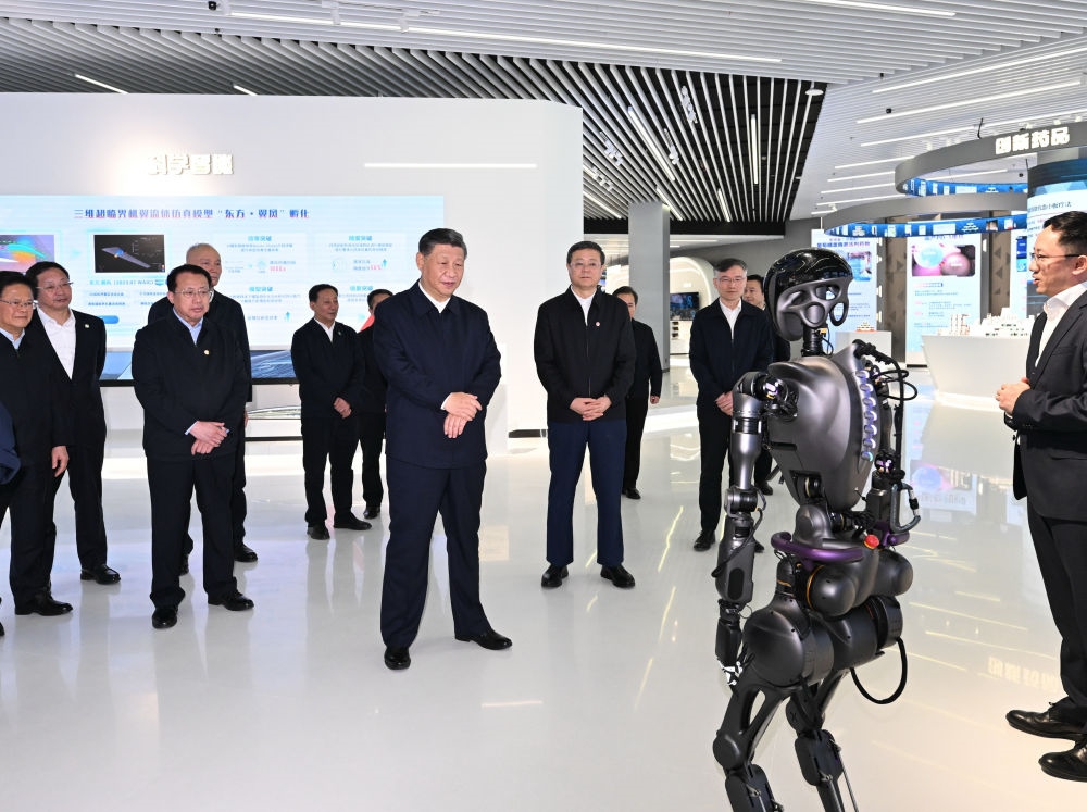 2023年11月28日下午，習近平總書記在上海浦東新區(qū)張江科學城參觀上?？萍紕?chuàng)新成果展。