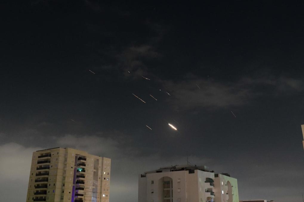 這是4月14日凌晨在以色列特拉維夫上空拍攝的以色列防空系統(tǒng)啟動攔截的畫面。新華社發(fā)（托默·諾伊貝格攝/基尼圖片社）