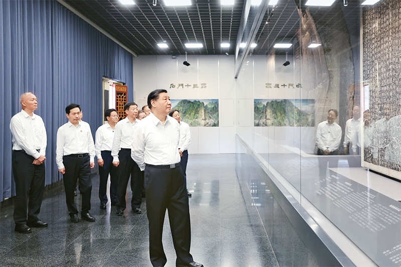 2023年7月29日，中共中央總書記、國家主席、中央軍委主席習(xí)近平在四川考察結(jié)束返京途中，來到陜西省漢中市考察。這是習(xí)近平參觀漢中市博物館有關(guān)歷史文物展陳。 新華社記者 鞠鵬/攝