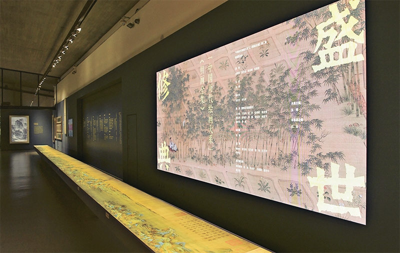 “中國(guó)歷代繪畫大系”，是習(xí)近平總書記親自批準(zhǔn)、高度重視的一項(xiàng)規(guī)模浩大、縱貫歷史、橫跨中外的國(guó)家級(jí)重大文化工程。圖為中國(guó)國(guó)家版本館杭州分館展示的“盛世修典——‘中國(guó)歷代繪畫大系’”收錄的數(shù)字化古畫（2023年5月31日攝）。 新華社記者 翁忻旸/攝