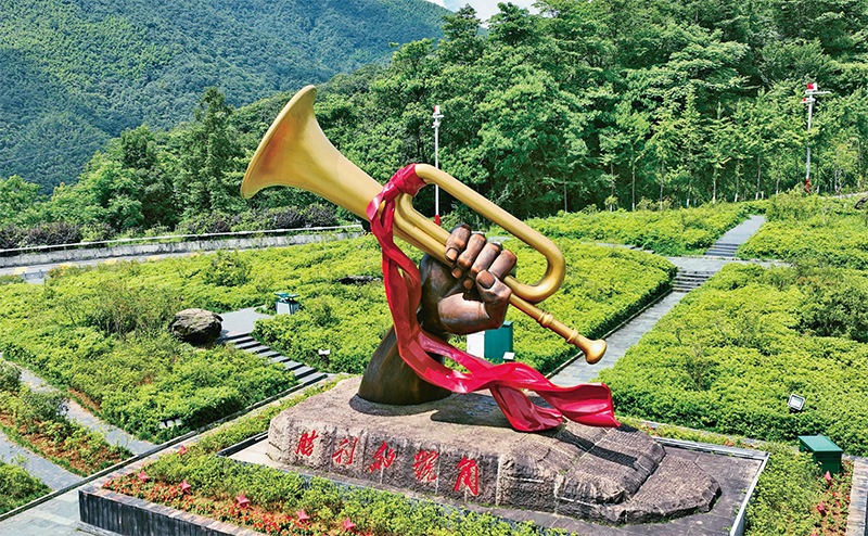 井岡山，是中國(guó)革命的搖籃。圖為2023年6月28日在井岡山拍攝的“勝利的號(hào)角”雕塑。 新華社記者 萬(wàn)象/攝