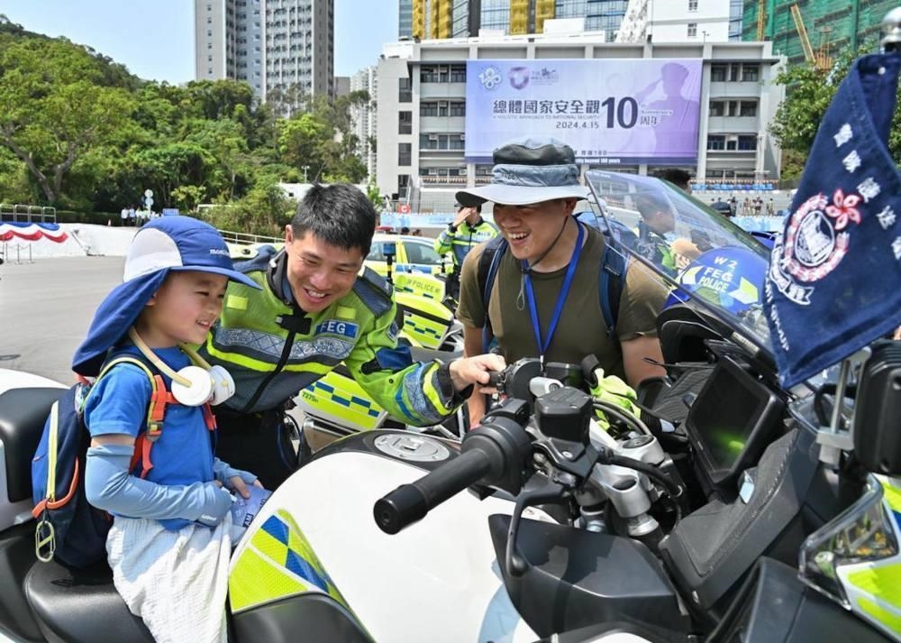△2024年4月13日，香港特區(qū)政府警務(wù)處舉行“全民國(guó)家安全教育日”暨香港警察學(xué)院開(kāi)放日開(kāi)幕典禮。這是13日當(dāng)天，警隊(duì)護(hù)送組人員現(xiàn)場(chǎng)向市民介紹其工作。