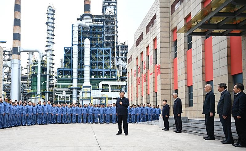 △2023年10月10日，在江西考察的習(xí)近平總書記來(lái)到中國(guó)石化九江分公司，同企業(yè)員工親切交流。