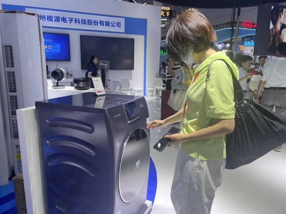 在廣東館展區(qū)內(nèi)，觀展者正在了解家用電器性能。人民網(wǎng)記者 楊迪攝