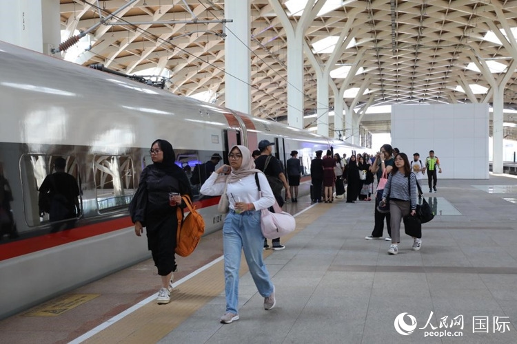 在雅萬高鐵雅加達(dá)哈利姆站站臺(tái)，乘客準(zhǔn)備登上動(dòng)車組列車。人民網(wǎng)記者 曹師韻攝