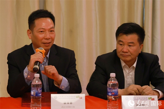武漢市僑聯(lián)主席徐祥忠（左）在座談會上致辭。人民網(wǎng)記者 陳海琪攝