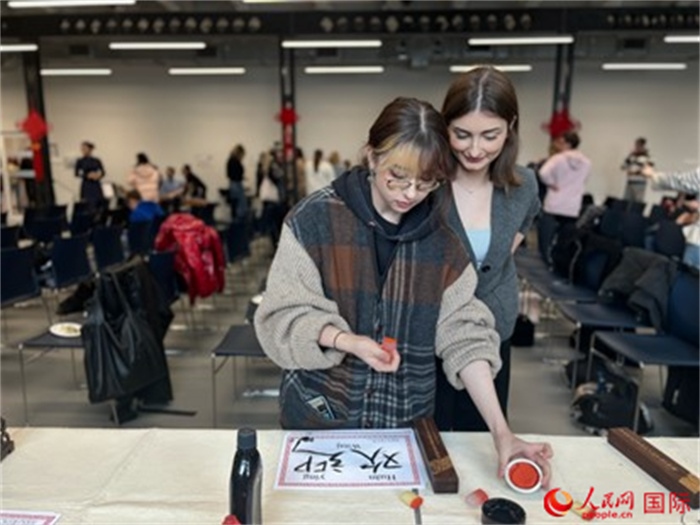學(xué)生現(xiàn)場(chǎng)體驗(yàn)中國(guó)書法。人民網(wǎng)記者 禹麗敏攝
