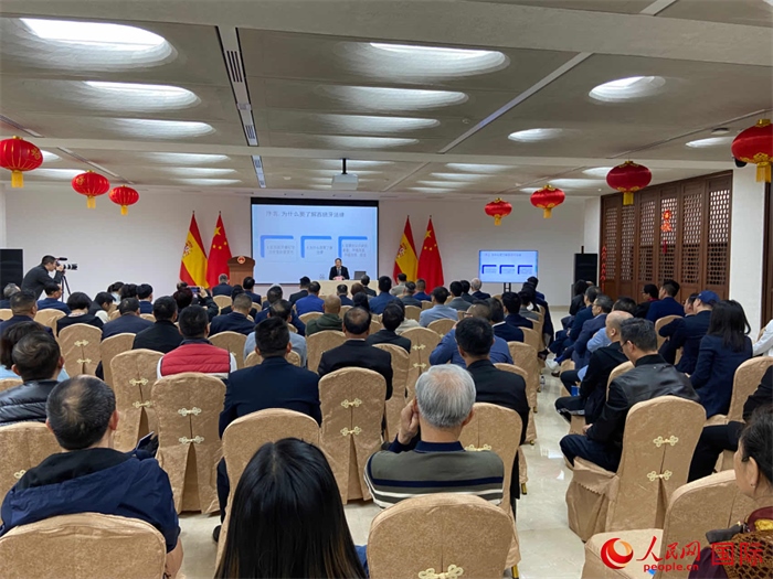 季奕鴻律師主講法律知識(shí)。人民網(wǎng)記者 范劍青攝