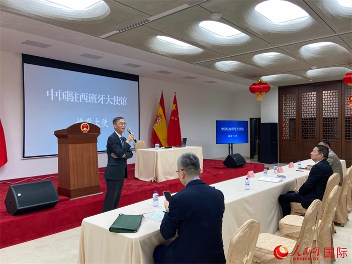 中國駐西班牙大使姚敬在僑界法治講座上致辭。人民網(wǎng)記者 范劍青攝