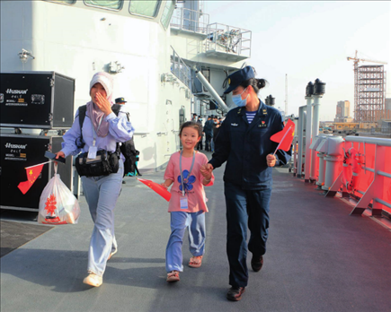 海軍軍艦赴蘇丹緊急撤離我在蘇丹人員。圖為海軍官兵帶領(lǐng)同胞登艦（2023年4月26日攝）。丁家興攝