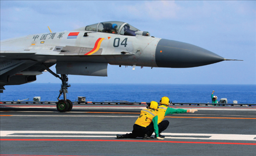 遼寧艦起飛助理作出放飛手勢(shì)，殲-15艦載戰(zhàn)斗機(jī)起飛（2020年4月攝）。張凱攝