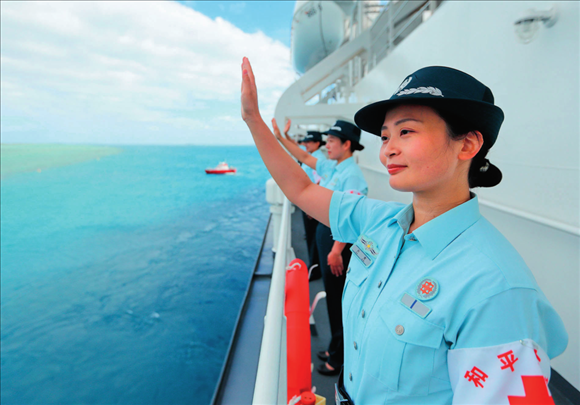 中國(guó)海軍“和平方舟”號(hào)醫(yī)院船結(jié)束訪(fǎng)問(wèn)湯加時(shí)，任務(wù)官兵中的文職人員向歡送人群揮手告別（2023年8月4日攝）。徐巍攝/本刊
