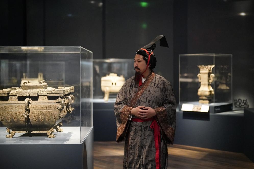 4月19日，一名觀眾身著漢服在美國舊金山亞洲藝術(shù)博物館舉辦的“鳳凰故國——青銅時代曾楚藝術(shù)展”上參觀。新華社記者吳曉凌攝