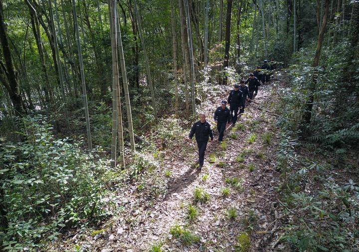 △2022年1月19日，武夷山國家公園護(hù)林員在巡山。