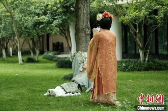 漢服愛好者在中國絲綢博物館里拍攝照片。毛瑜 攝