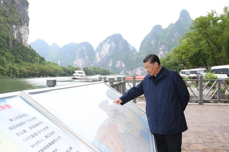 △2021年4月25日，習(xí)近平總書記在廣西桂林市陽朔縣漓江楊堤碼頭，了解漓江流域綜合治理、生態(tài)保護(hù)等情況。
