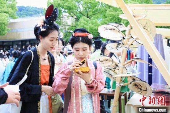 漢服愛好者逛集市。中國絲綢博物館 供圖