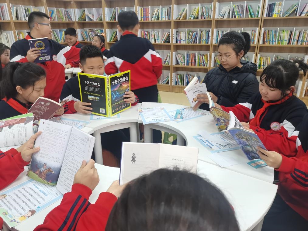 3月28日，遼寧省沈陽市鐵西區(qū)重工街第一小學(xué)的同學(xué)們在智慧圖書借閱室里專注閱讀。（沈陽市鐵西區(qū)委宣傳部供圖）