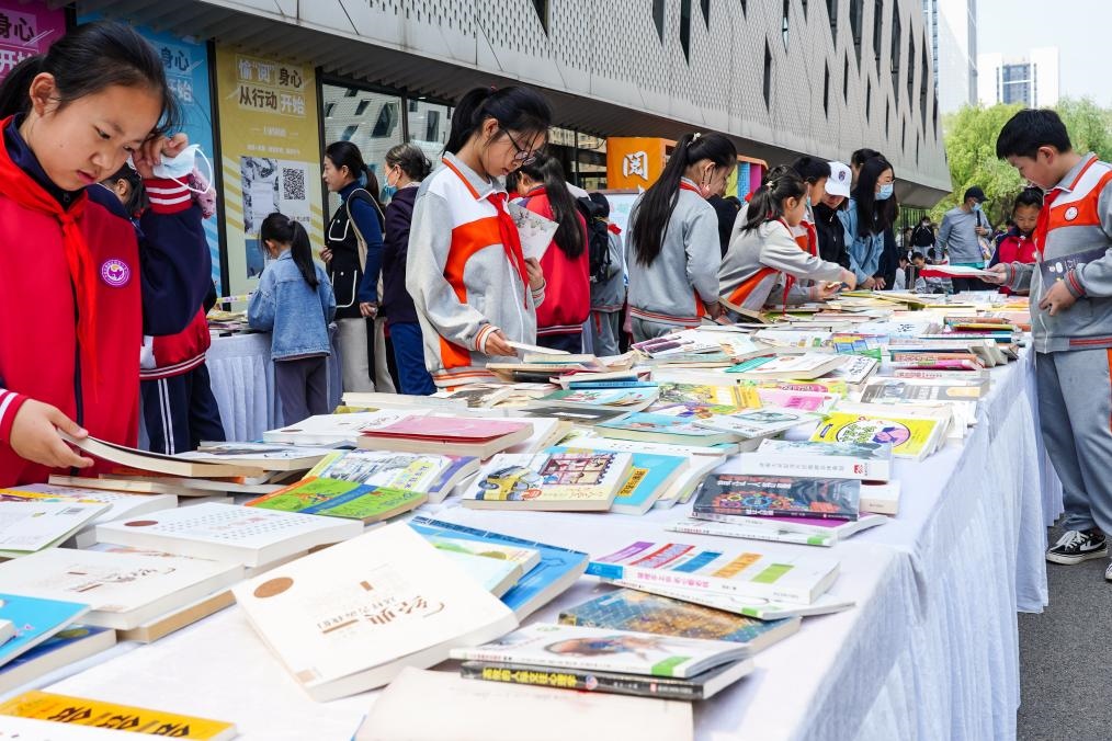 4月20日，山東省濟南市第十四屆“書香泉城”全民閱讀節(jié)在濟南市圖書館啟動，小學(xué)生在閱讀節(jié)上參與換書活動。新華社記者 朱崢 攝