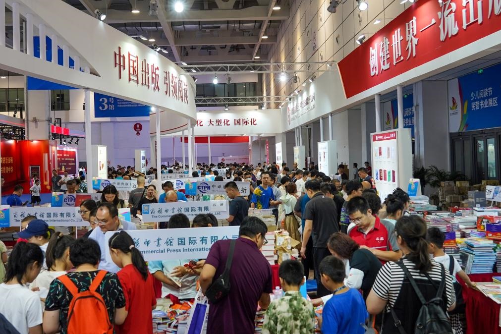 2023年7月31日，在第31屆全國圖書交易博覽會上，讀者在閱覽選購新書。新華社記者 朱崢 攝