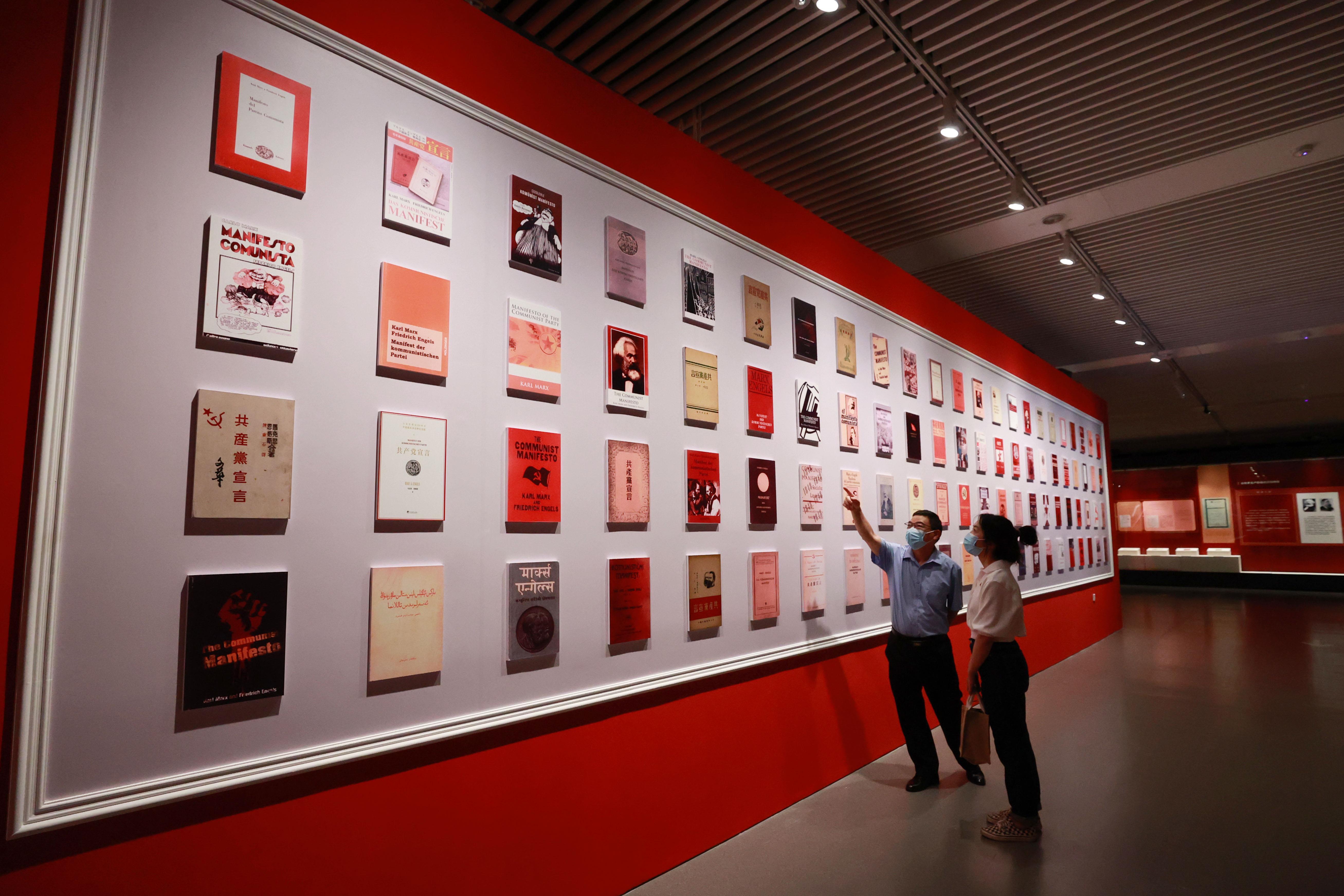 △2021年8月5日，觀眾在國家圖書館觀看不同版本的《共產(chǎn)黨宣言》。