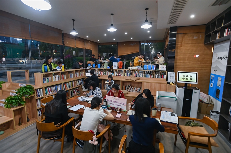 4月22日，讀者在重慶一家24小時城市智慧書房中閱讀。圖片來源：視覺中國