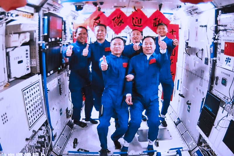 2023年5月30日，神舟十五號(hào)航天員乘組與神舟十六號(hào)航天員乘組拍下“全家福”的畫(huà)面。