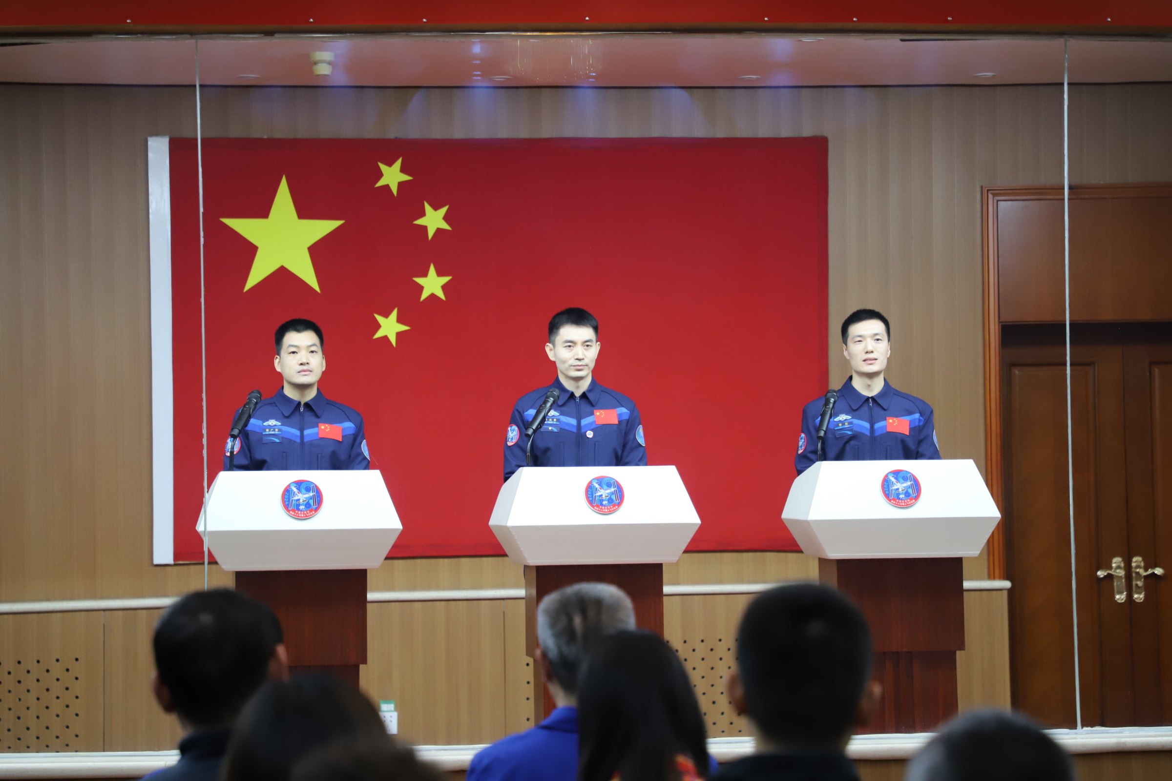 神舟十八號航天員與中外媒體記者集體見面。人民網(wǎng)記者 黃帆攝