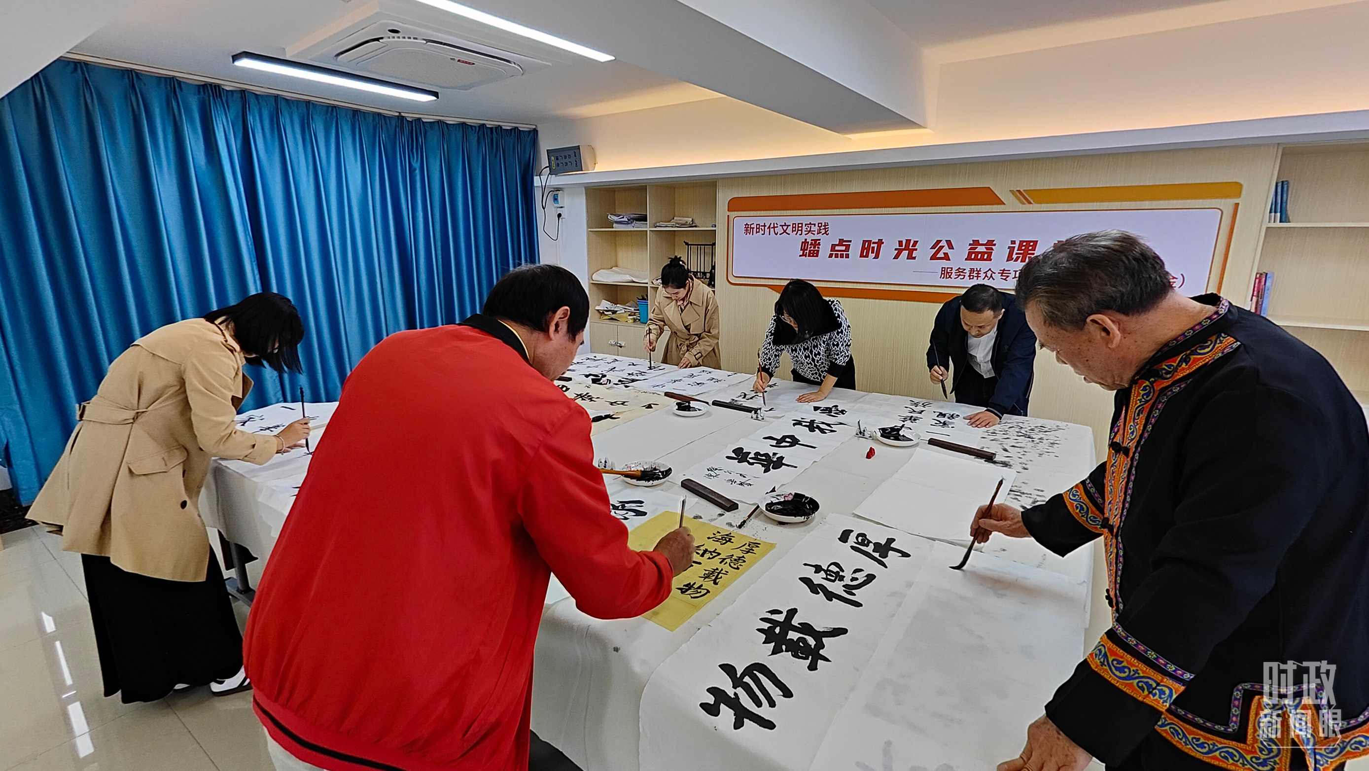 △廣西南寧市多民族社區(qū)——盤(pán)龍社區(qū)居民練習(xí)書(shū)法。（總臺(tái)央視記者楊立峰拍攝）