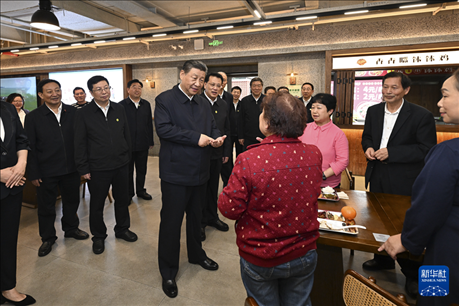 4月22日至24日，中共中央總書記、國家主席、中央軍委主席習(xí)近平在重慶考察。這是22日下午，習(xí)近平在九龍坡區(qū)謝家灣街道民主村社區(qū)考察時，同正在社區(qū)食堂就餐的群眾親切交流。新華社記者 謝環(huán)馳 攝