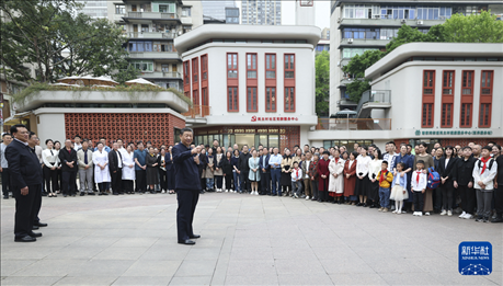 4月22日至24日，中共中央總書記、國家主席、中央軍委主席習(xí)近平在重慶考察。這是22日下午，習(xí)近平在九龍坡區(qū)謝家灣街道民主村社區(qū)考察時，同社區(qū)居民親切交流。新華社記者 鞠鵬 攝
