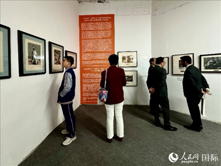 “與中國(guó)結(jié)緣：智利畫家何塞·萬(wàn)徒勒里誕辰100周年”展覽在京舉行。人民網(wǎng)記者 周雨攝